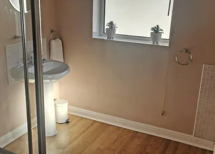 27 Princess Royal - 1st Floor 3 Bed شقة *