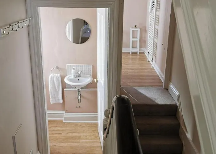 27 Princess Royal - 1st Floor 3 Bed شقة *