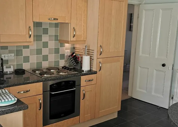 27 Princess Royal - 1st Floor 3 Bed شقة *