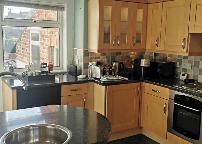 27 Princess Royal - 1st Floor 3 Bed شقة *