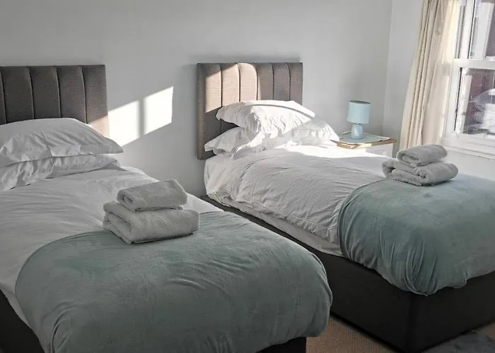 27 Princess Royal - 1st Floor 3 Bed شقة *