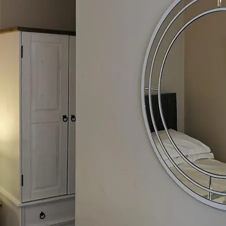 27 Princess Royal - 1st Floor 3 Bed Apartment *