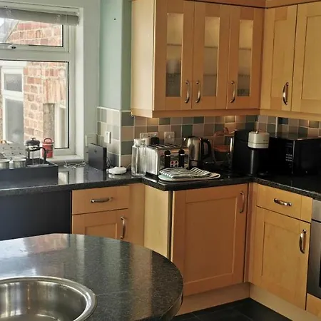 27 Princess Royal - 1st Floor 3 Bed Apartment *